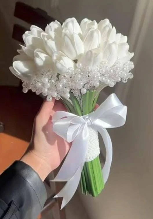 بوكيه ورد التوليب الأبيض للعروس